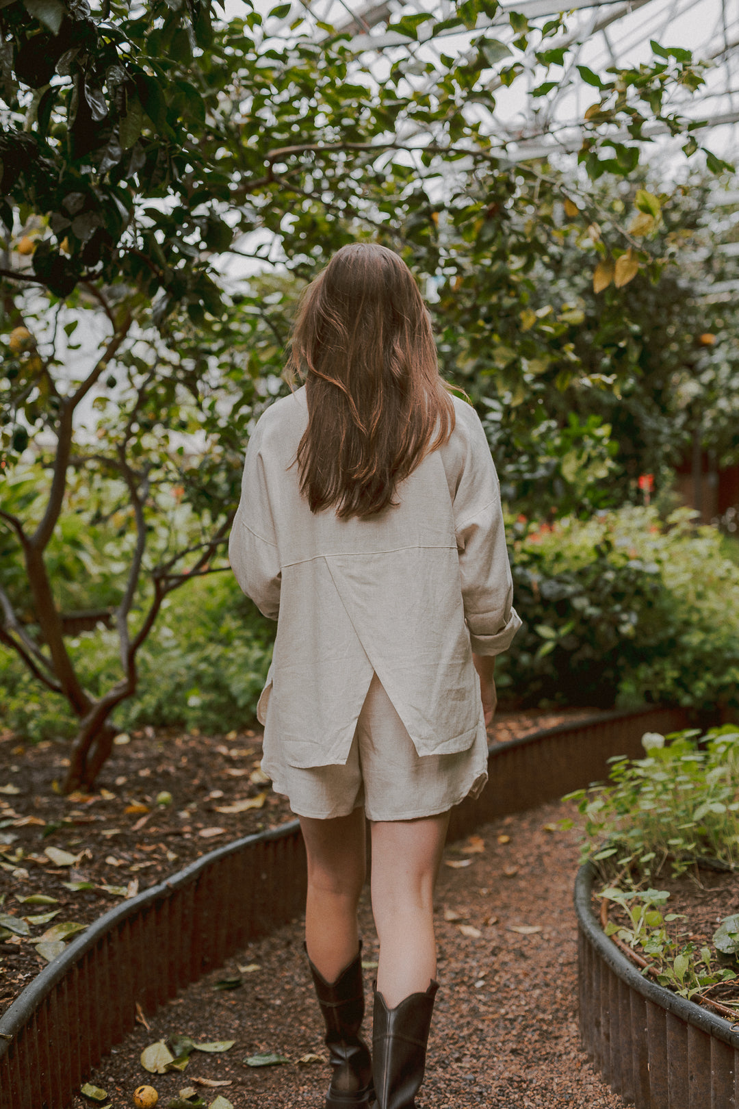 アトリエ GG LINEN DENIM APRON 2½ Crossback Linen Apron in Zinc- Made in San Francisco