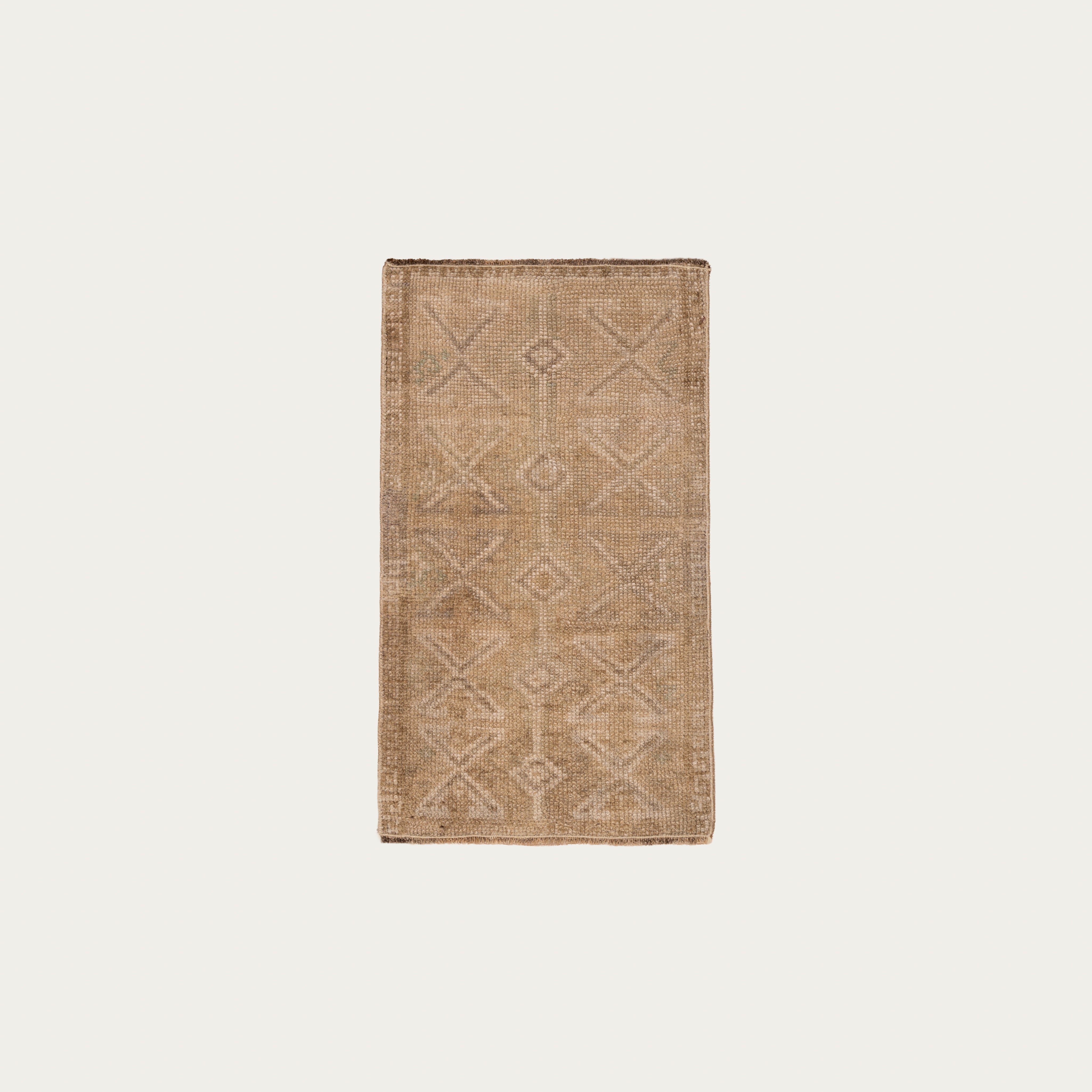 Hugs Carpet 2'7" x 1'6"