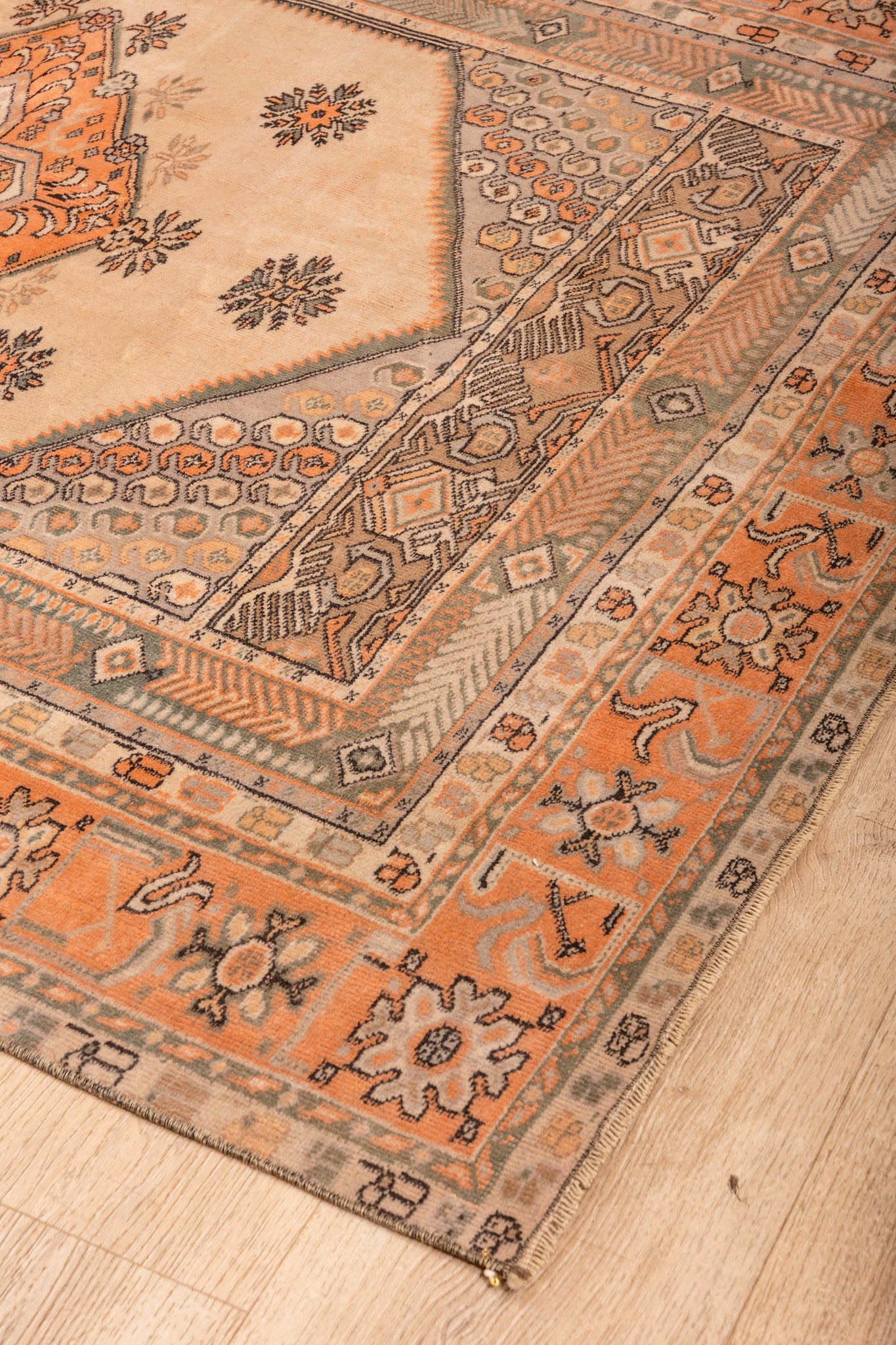 Pears & Peaches Carpet 4'8" x 6'