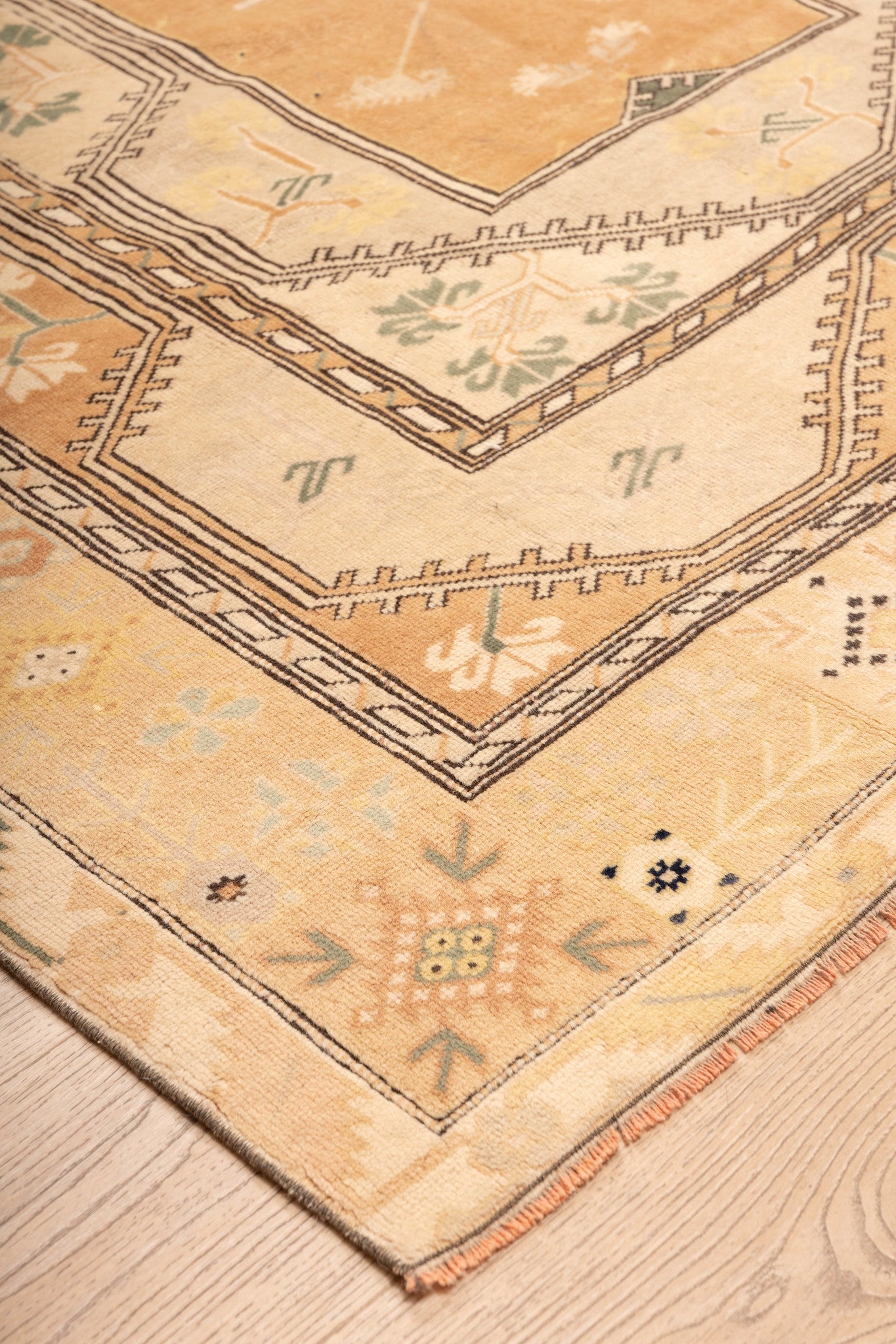 Buzz Buzz Carpet 6'3" x 9'2"