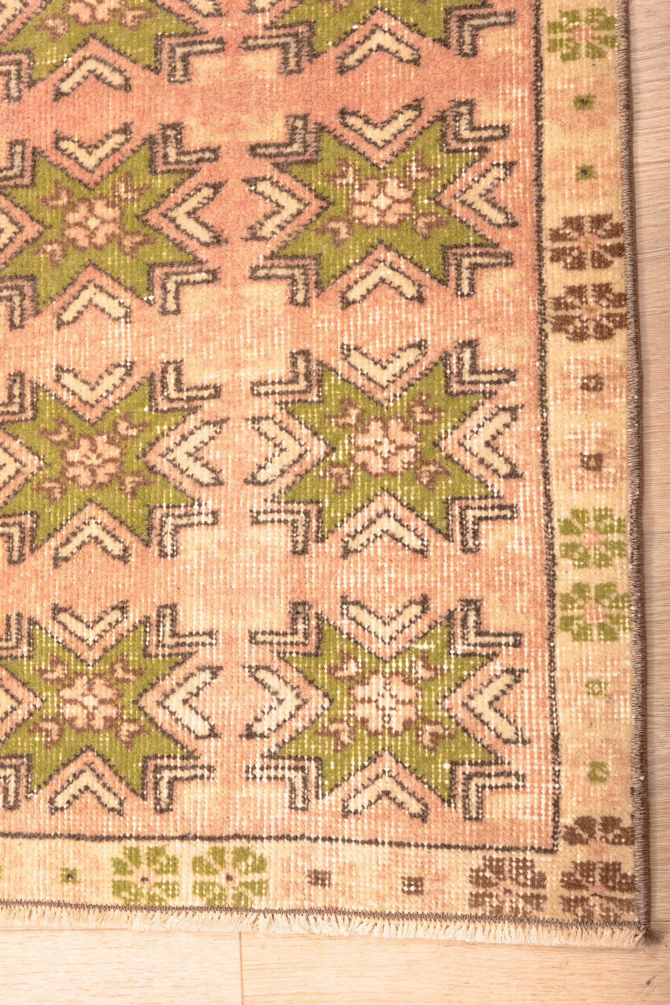 Green Day Carpet 2'9" x 4'10"