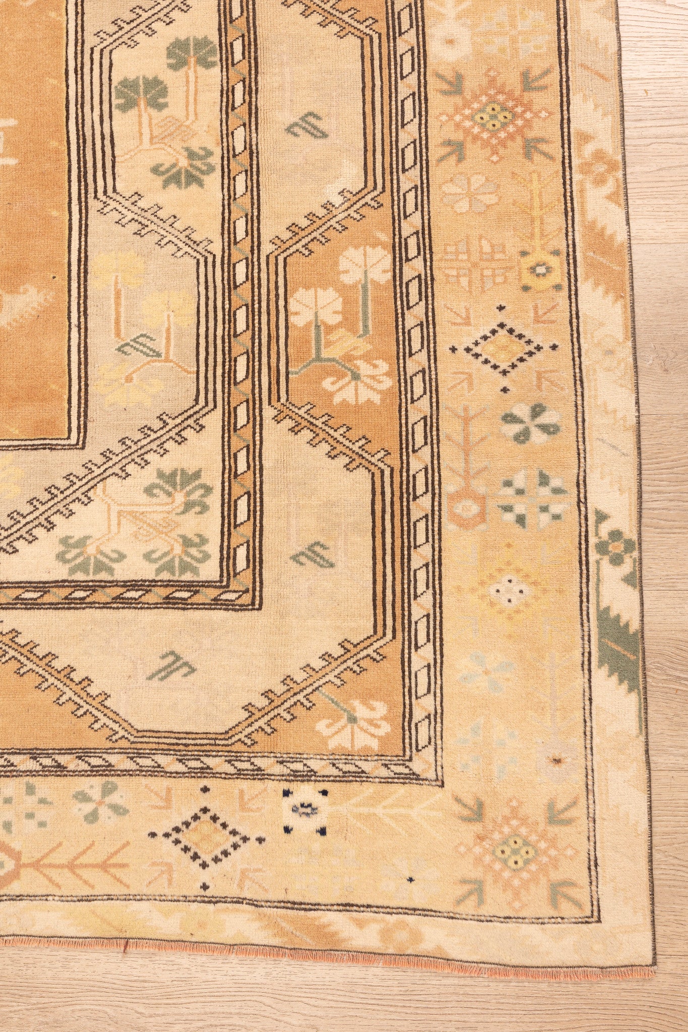 Buzz Buzz Carpet 6'3" x 9'2"