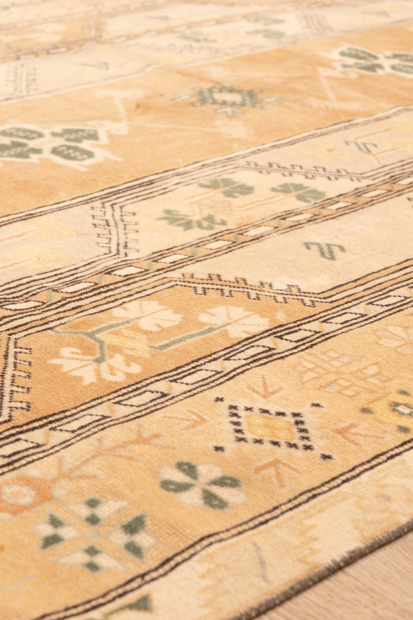 Buzz Buzz Carpet 6'3" x 9'2"